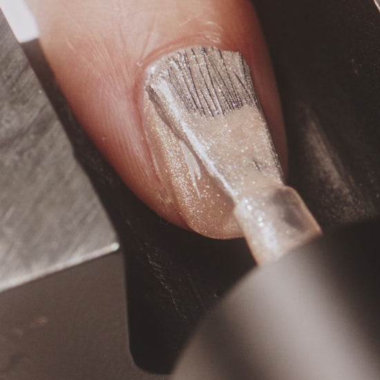 裸色貓眼指甲油