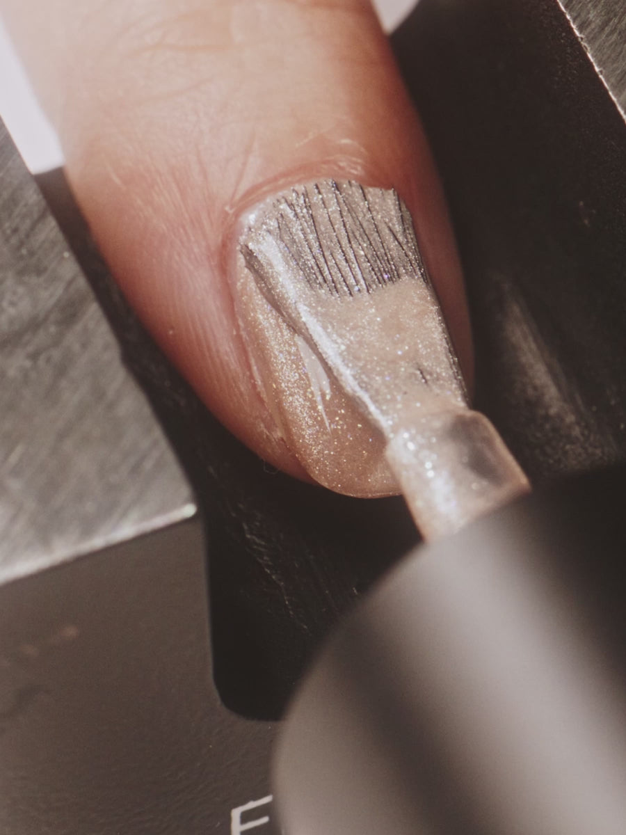 裸色貓眼指甲油